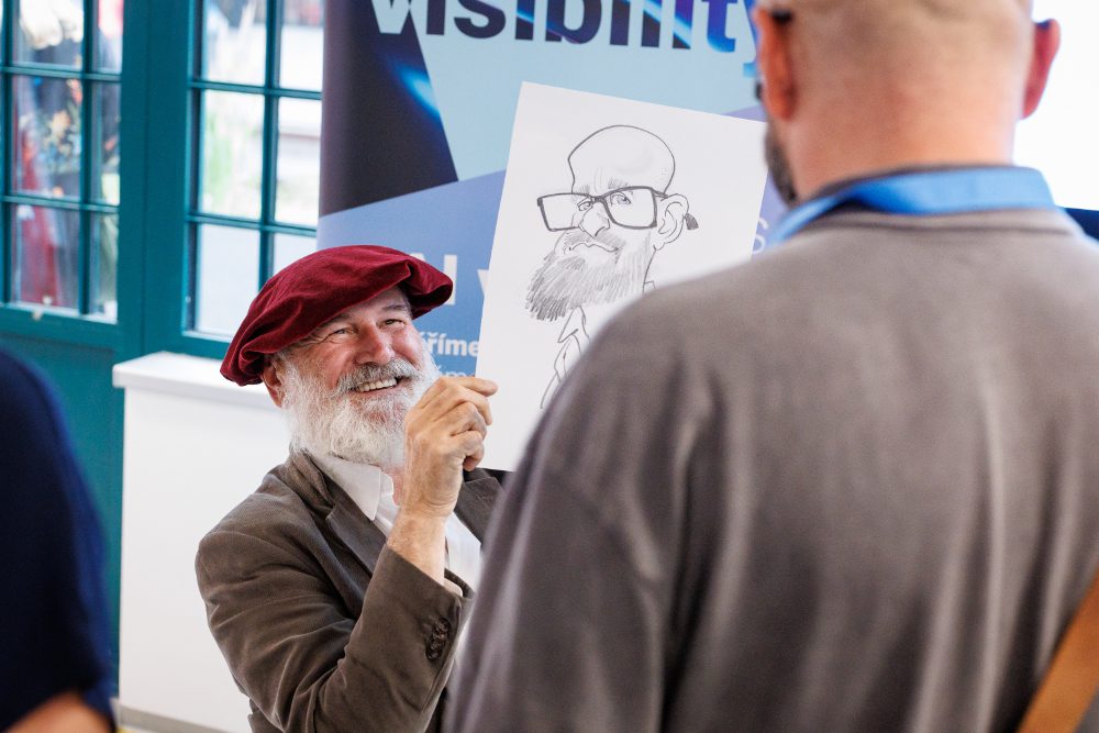Karikaturista na Communication Summitu
